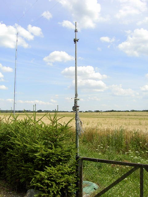 Schiebemast 10 m zum Testen von Antennen
( Das Feld ca 100 m weit gehört dazu. Im Hintergrund die B 158 Allee )